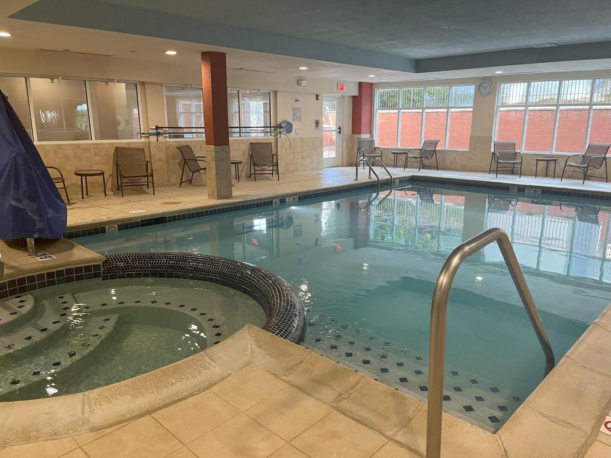 Holiday Inn Express Hotel & Suites Grand Rapids-North By Ihg Walker Екстер'єр фото