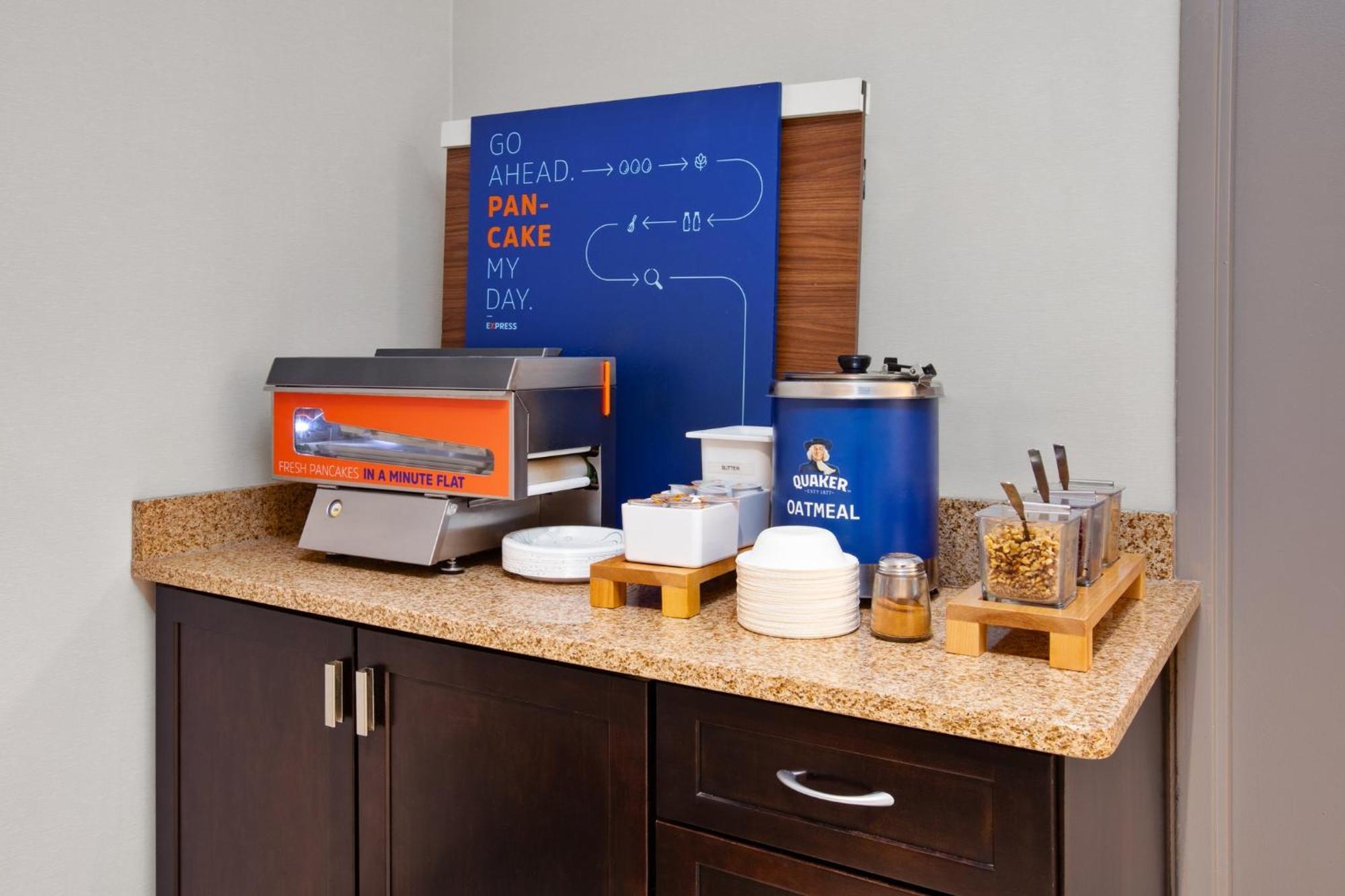 Holiday Inn Express Hotel & Suites Grand Rapids-North By Ihg Walker Екстер'єр фото