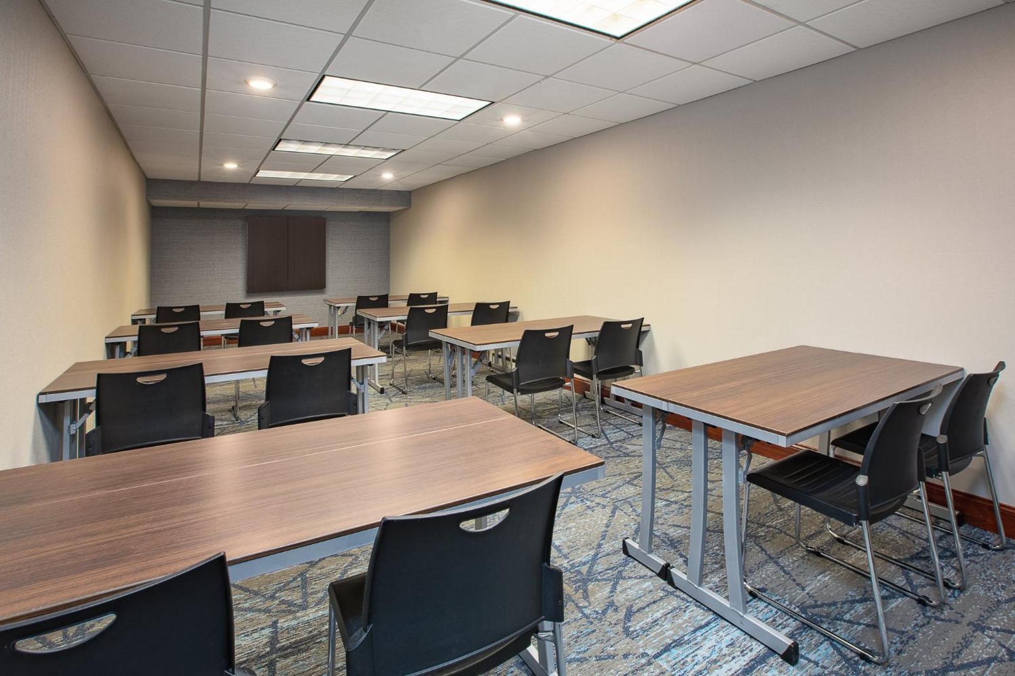 Holiday Inn Express Hotel & Suites Grand Rapids-North By Ihg Walker Екстер'єр фото