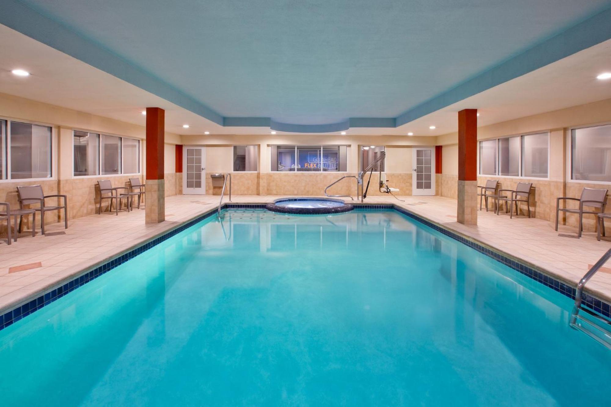 Holiday Inn Express Hotel & Suites Grand Rapids-North By Ihg Walker Екстер'єр фото